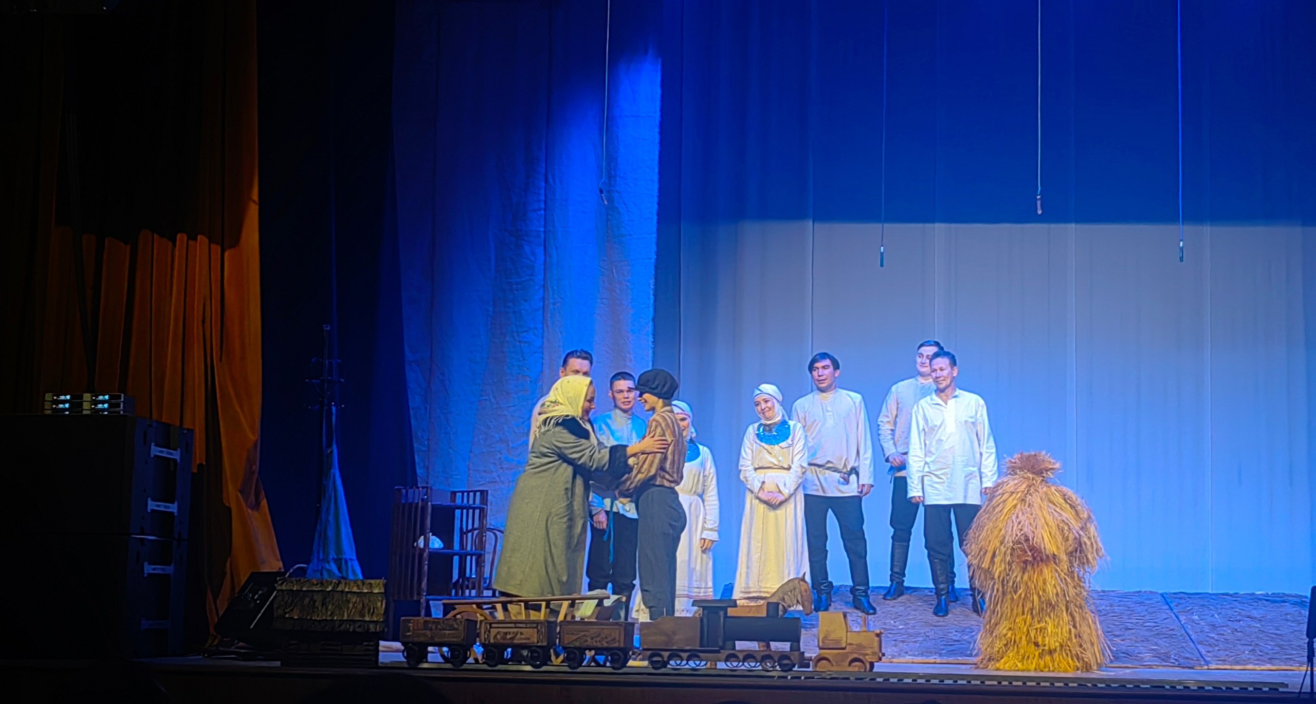 На сцене ДК "Химик" состоялся показ спектакля «Хуркайк ул» («Материнское поле») Постановка создана коллективом Чувашского академического драматического театра им. К. В. Иванова в рамках проекта «Молитва за солдата». Его... На сцене ДК "Химик" состоялся показ спектакля «Хуркайк ул» («Материнское поле») Постановка создана коллективом Чувашского академического драматического театра им. К. В. Иванова в рамках проекта «Молитва за солдата». Его...