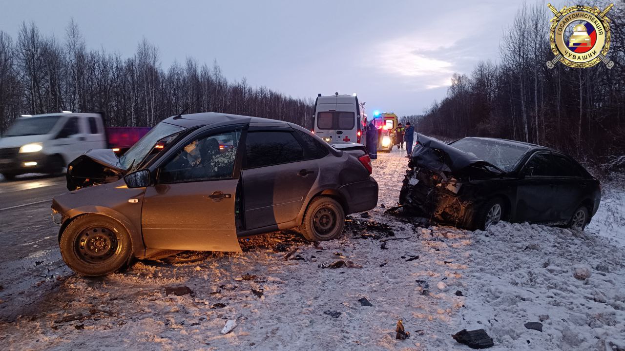 Сотрудники Госавтоинспекции работают на месте ДТП в Чебоксарском округе, в котором погибли три человека