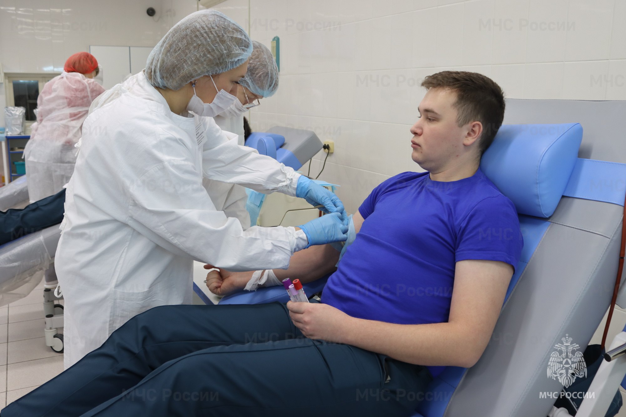 Сотрудники МЧС России сдали более 17 литров донорской крови для больниц Чувашии Сотрудники МЧС России сдали более 17 литров донорской крови для больниц Чувашии