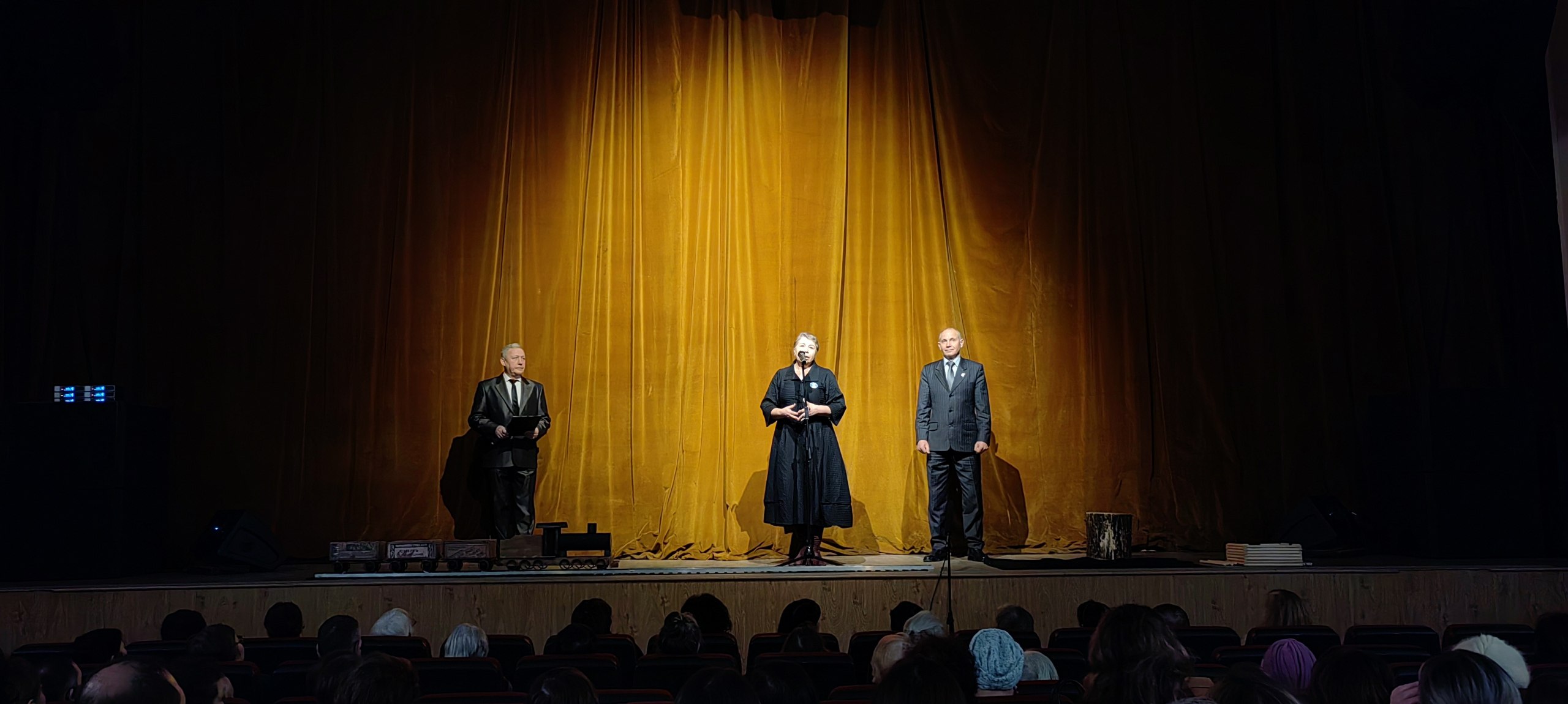 На сцене ДК "Химик" состоялся показ спектакля «Хуркайк ул» («Материнское поле») Постановка создана коллективом Чувашского академического драматического театра им. К. В. Иванова в рамках проекта «Молитва за солдата». Его... На сцене ДК "Химик" состоялся показ спектакля «Хуркайк ул» («Материнское поле») Постановка создана коллективом Чувашского академического драматического театра им. К. В. Иванова в рамках проекта «Молитва за солдата». Его...