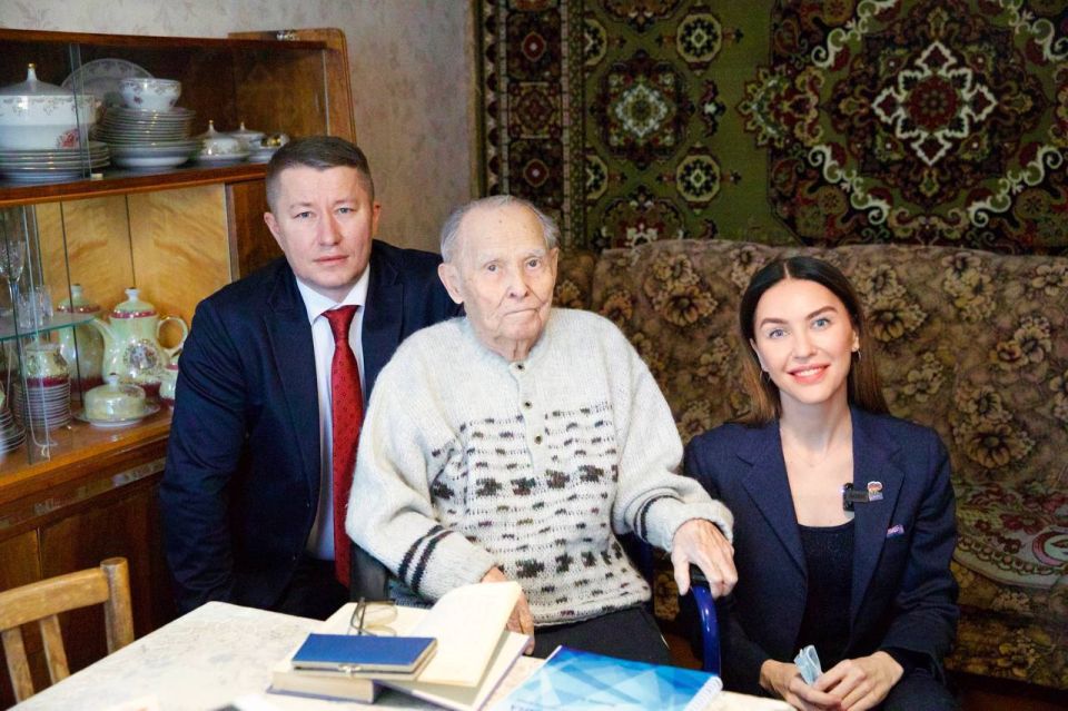 Прокурор Чувашии Эдуард Гиматов вместе с депутатом Государственной Думы Российской Федерации Аленой Аршиновой посетил ветерана прокуратуры - участника Великой Отечественной войны Ивана Григорьевича Григорьева