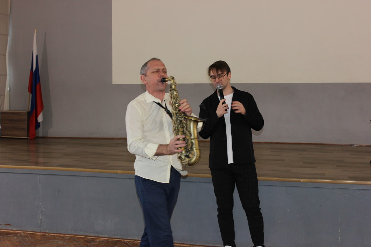 В Чебоксарах полицейские поздравили с наступающим Новым годом дочь коллеги, погибшего при исполнении служебных обязанностей В Чебоксарах полицейские поздравили с наступающим Новым годом дочь коллеги, погибшего при исполнении служебных обязанностей