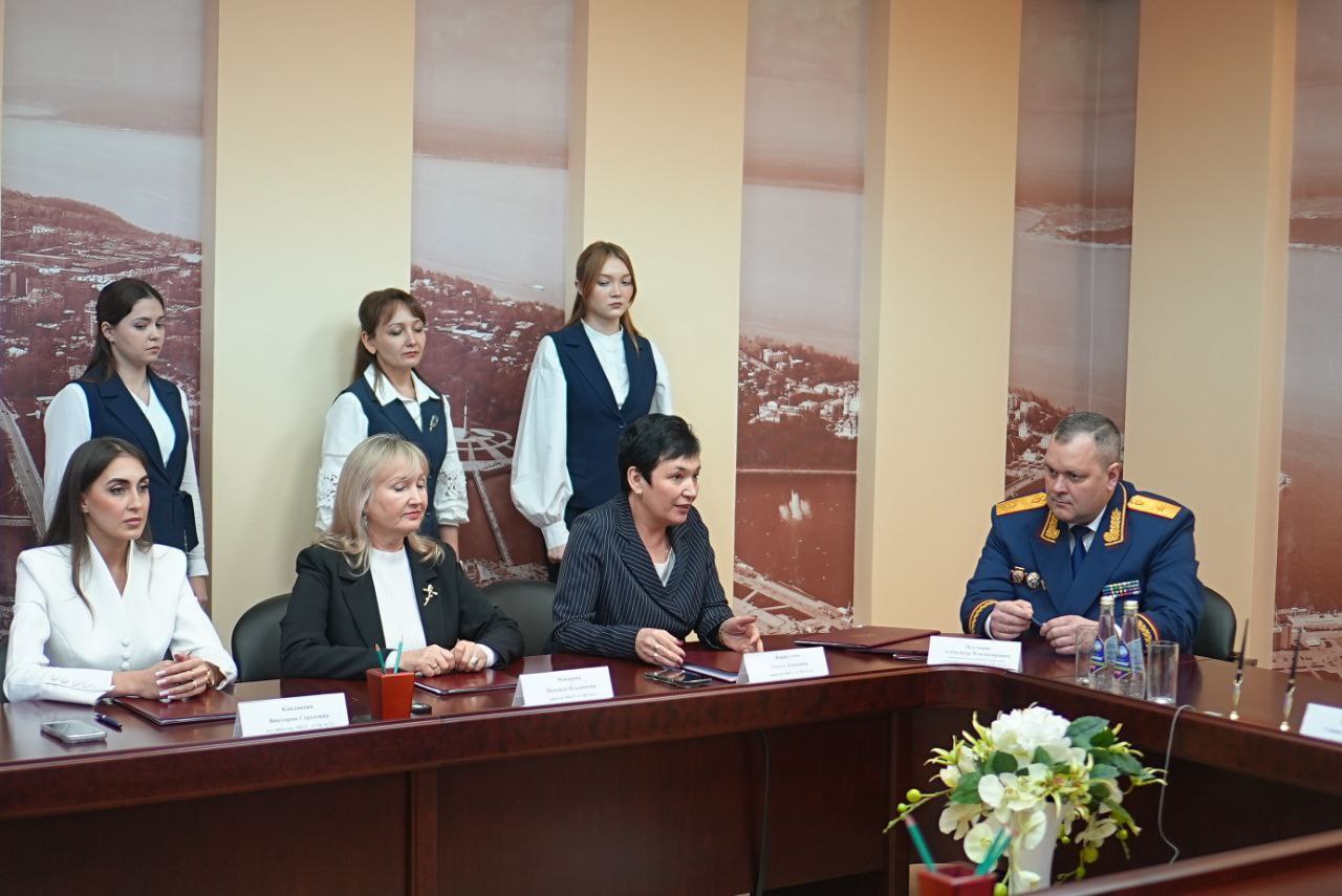 В администрации города состоялось торжественное подписание договоров о сотрудничестве между Следственным управлением СК РФ по Чувашии и школами № 6, 37 и 47 В администрации города состоялось торжественное подписание договоров о сотрудничестве между Следственным управлением СК РФ по Чувашии и школами № 6, 37 и 47