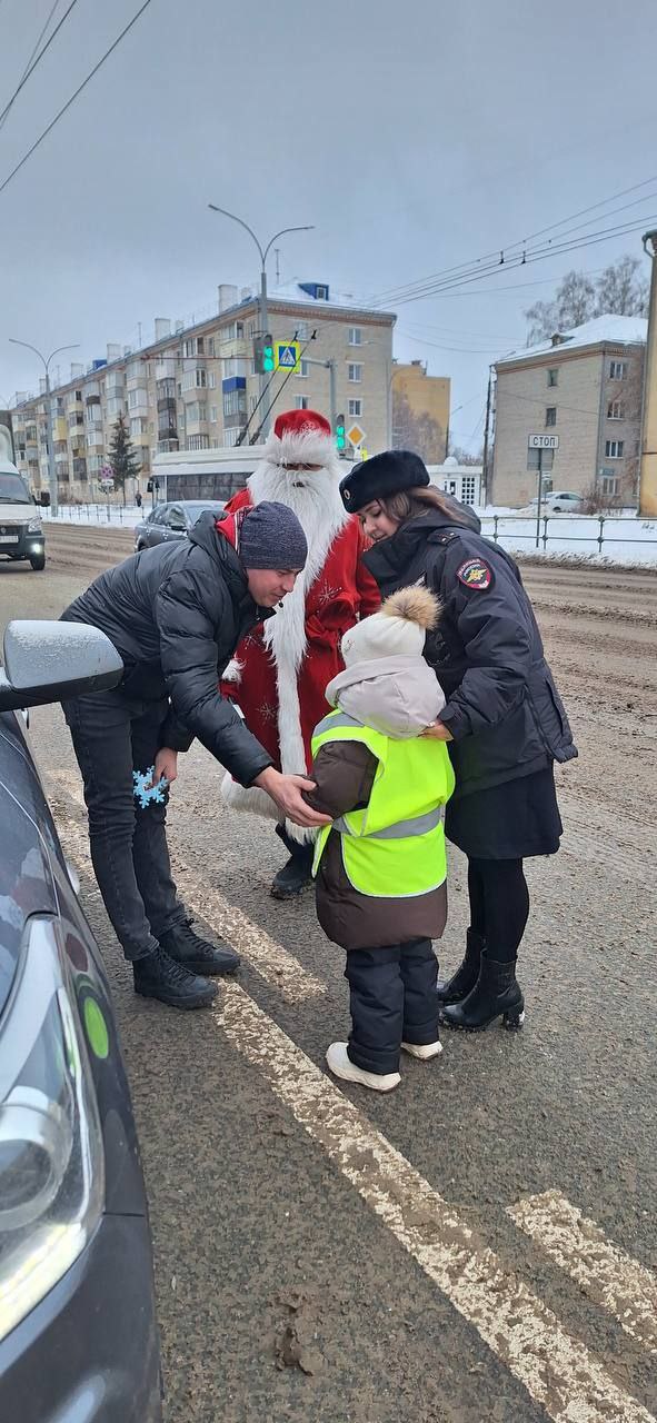 Сотрудники Госавтоинспекции города Чебоксары присоединились к Всероссийской акции «Полицейский Дед Мороз» Сотрудники Госавтоинспекции города Чебоксары присоединились к Всероссийской акции «Полицейский Дед Мороз»