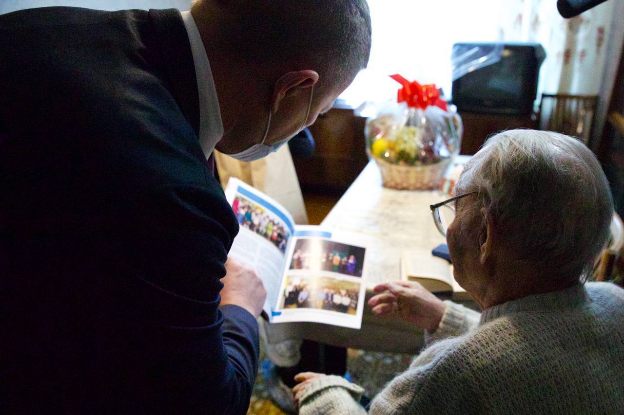 Прокурор Чувашии Эдуард Гиматов вместе с депутатом Государственной Думы Российской Федерации Аленой Аршиновой посетил ветерана прокуратуры - участника Великой Отечественной войны Ивана Григорьевича Григорьева Прокурор Чувашии Эдуард Гиматов вместе с депутатом Государственной Думы Российской Федерации Аленой Аршиновой посетил ветерана прокуратуры - участника Великой Отечественной войны Ивана Григорьевича Григорьева