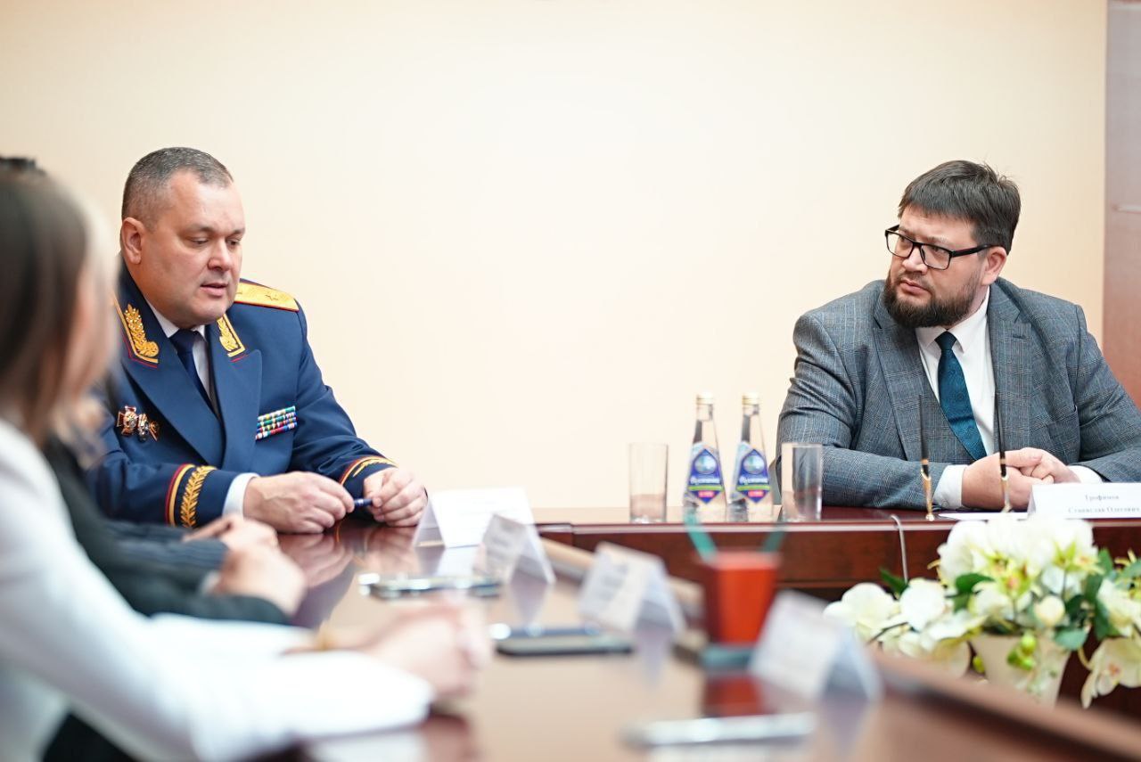 В администрации города состоялось торжественное подписание договоров о сотрудничестве между Следственным управлением СК РФ по Чувашии и школами № 6, 37 и 47 В администрации города состоялось торжественное подписание договоров о сотрудничестве между Следственным управлением СК РФ по Чувашии и школами № 6, 37 и 47