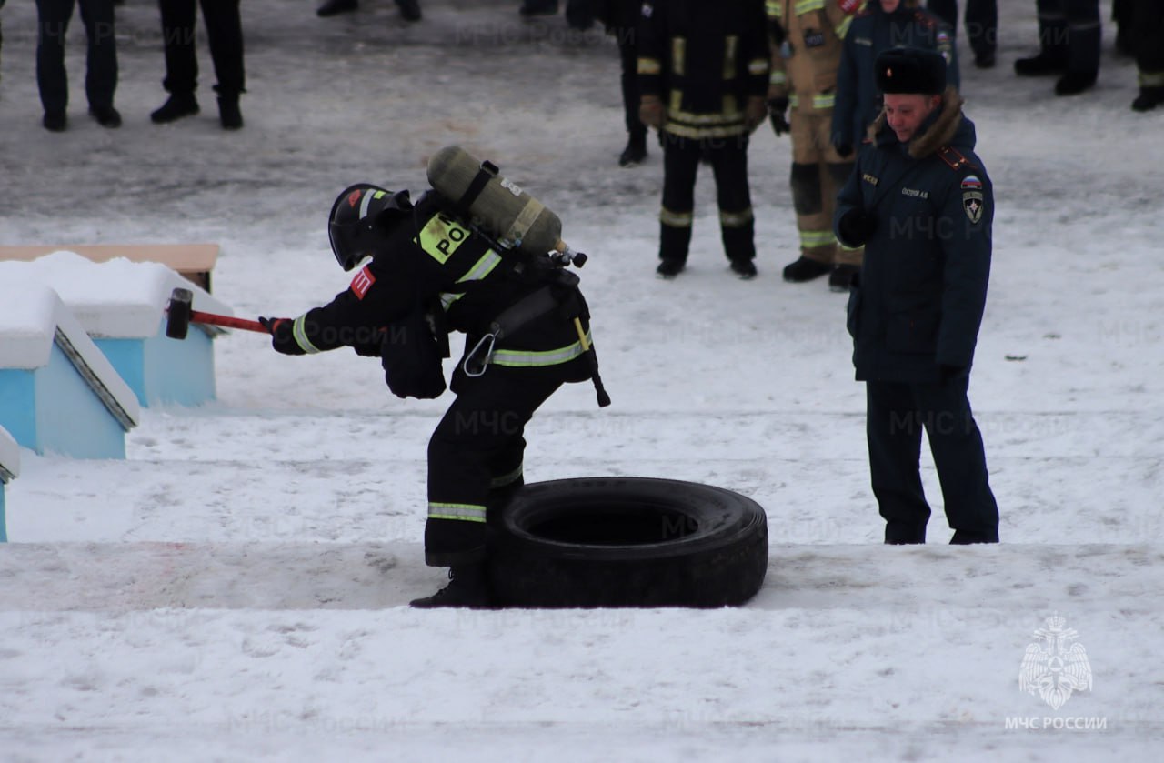 350 ступеней, гири, шины и кувалды: в Чебоксарах определили самых выносливых пожарных 350 ступеней, гири, шины и кувалды: в Чебоксарах определили самых выносливых пожарных