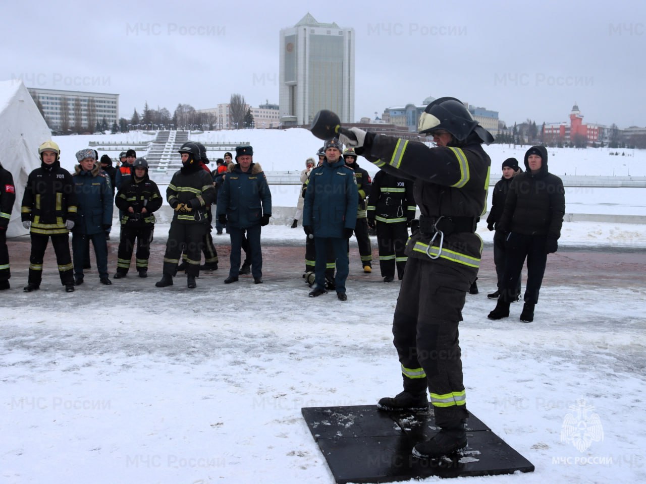350 ступеней, гири, шины и кувалды: в Чебоксарах определили самых выносливых пожарных 350 ступеней, гири, шины и кувалды: в Чебоксарах определили самых выносливых пожарных