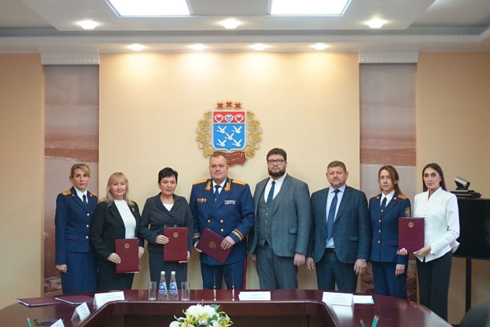 В администрации города состоялось торжественное подписание договоров о сотрудничестве между Следственным управлением СК РФ по Чувашии и школами № 6, 37 и 47