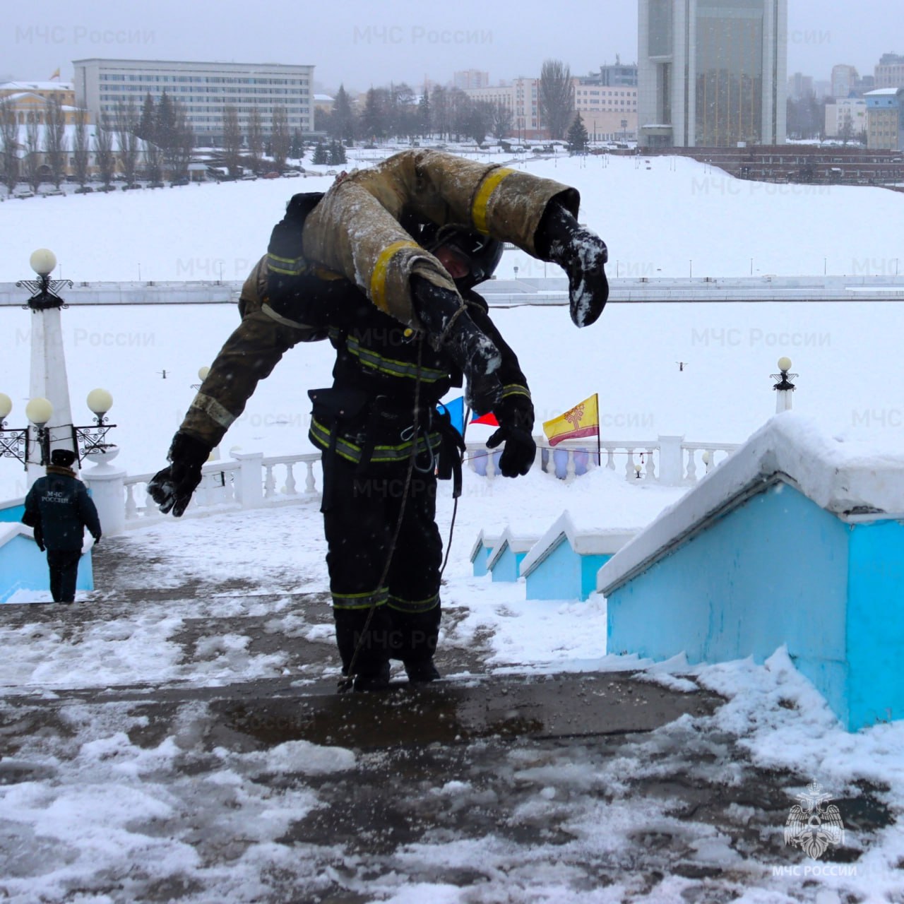 350 ступеней, гири, шины и кувалды: в Чебоксарах определили самых выносливых пожарных 350 ступеней, гири, шины и кувалды: в Чебоксарах определили самых выносливых пожарных