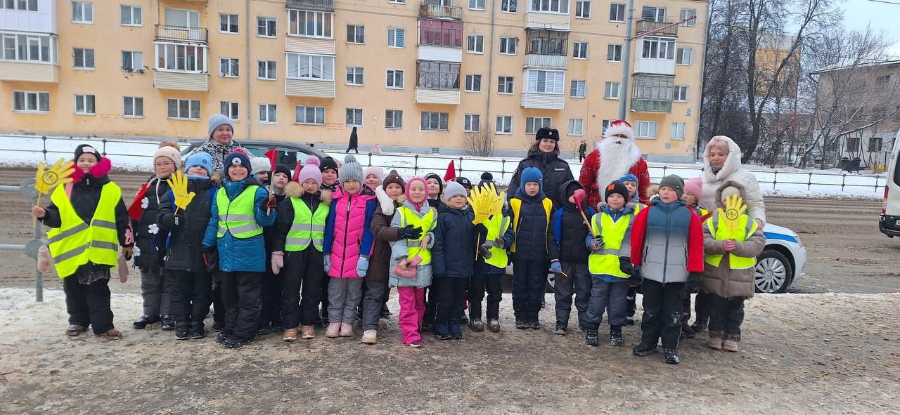 Сотрудники Госавтоинспекции города Чебоксары присоединились к Всероссийской акции «Полицейский Дед Мороз» Сотрудники Госавтоинспекции города Чебоксары присоединились к Всероссийской акции «Полицейский Дед Мороз»