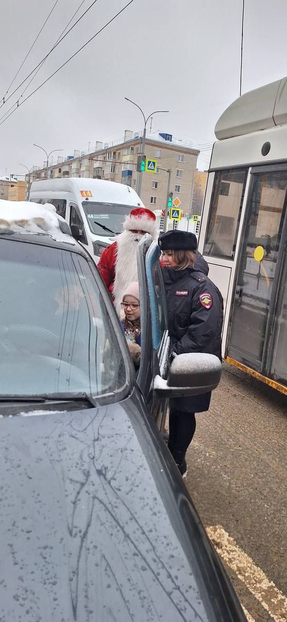 Сотрудники Госавтоинспекции города Чебоксары присоединились к Всероссийской акции «Полицейский Дед Мороз» Сотрудники Госавтоинспекции города Чебоксары присоединились к Всероссийской акции «Полицейский Дед Мороз»