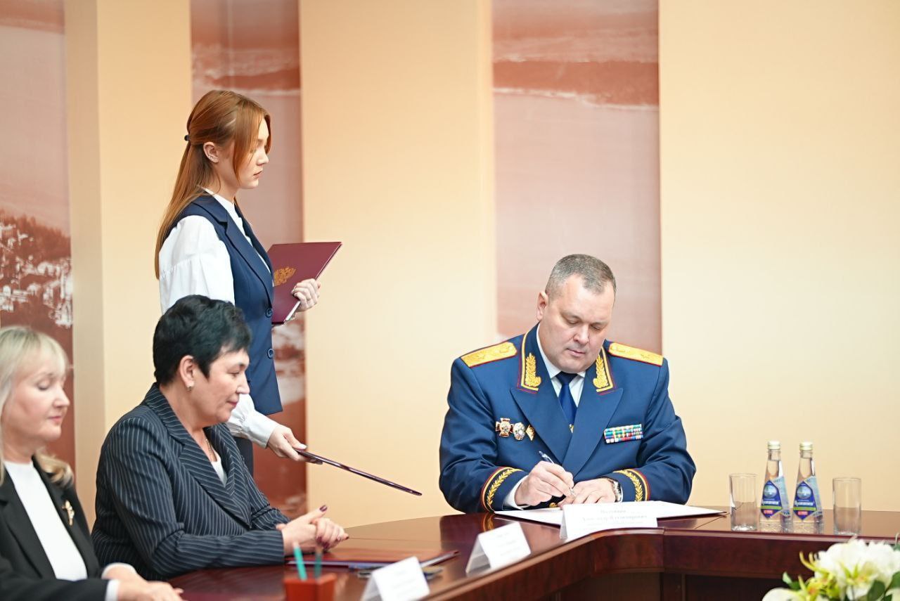 В администрации города состоялось торжественное подписание договоров о сотрудничестве между Следственным управлением СК РФ по Чувашии и школами № 6, 37 и 47 В администрации города состоялось торжественное подписание договоров о сотрудничестве между Следственным управлением СК РФ по Чувашии и школами № 6, 37 и 47