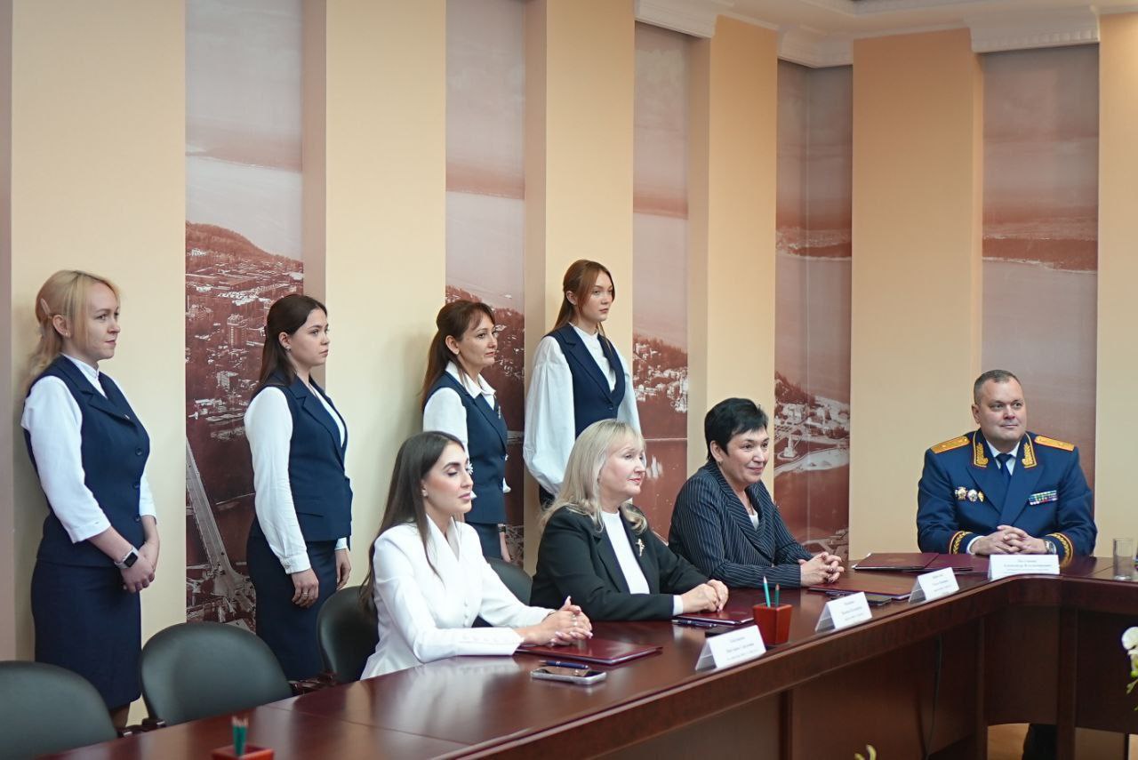 В администрации города состоялось торжественное подписание договоров о сотрудничестве между Следственным управлением СК РФ по Чувашии и школами № 6, 37 и 47 В администрации города состоялось торжественное подписание договоров о сотрудничестве между Следственным управлением СК РФ по Чувашии и школами № 6, 37 и 47