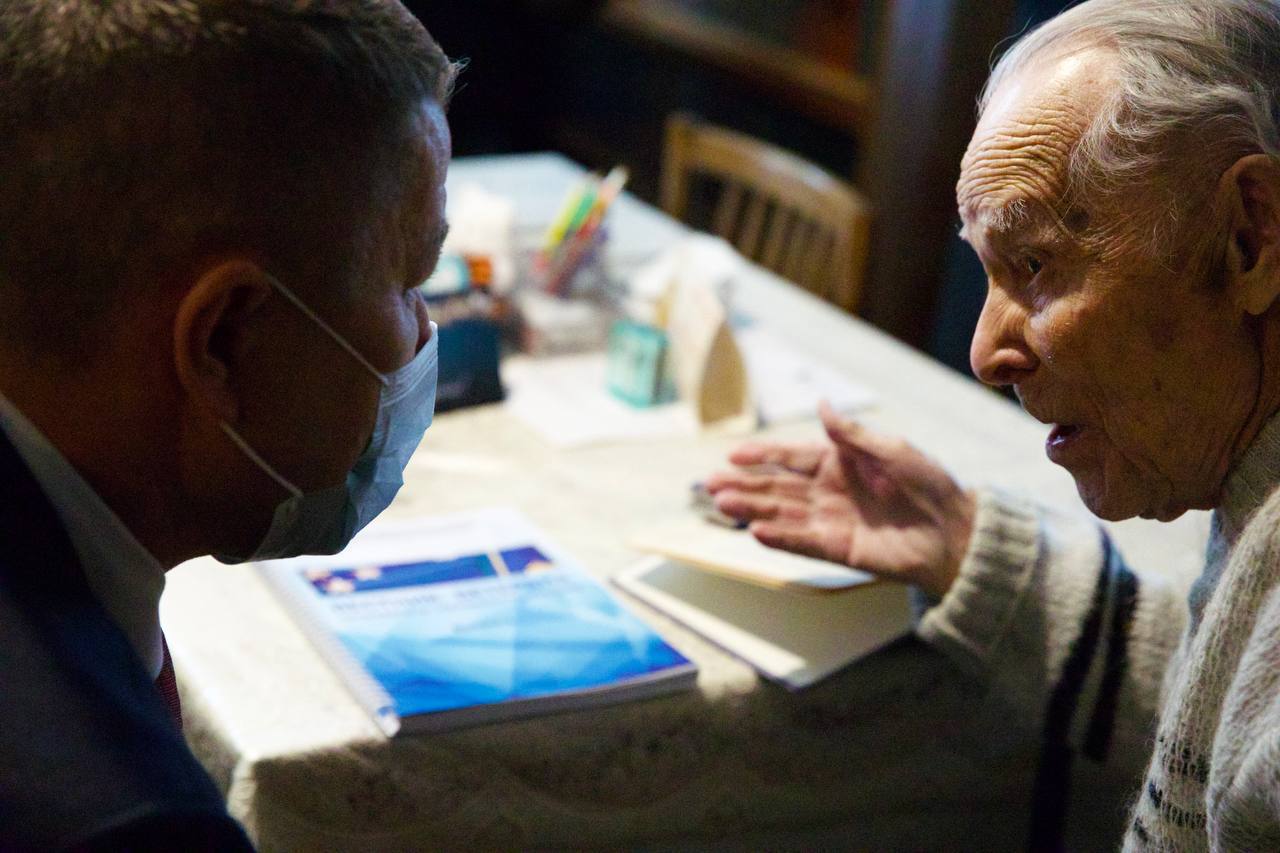 Прокурор Чувашии Эдуард Гиматов вместе с депутатом Государственной Думы Российской Федерации Аленой Аршиновой посетил ветерана прокуратуры - участника Великой Отечественной войны Ивана Григорьевича Григорьева Прокурор Чувашии Эдуард Гиматов вместе с депутатом Государственной Думы Российской Федерации Аленой Аршиновой посетил ветерана прокуратуры - участника Великой Отечественной войны Ивана Григорьевича Григорьева