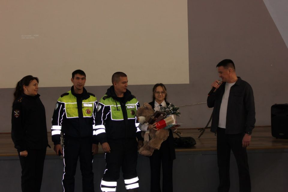 В Чебоксарах полицейские поздравили с наступающим Новым годом дочь коллеги, погибшего при исполнении служебных обязанностей