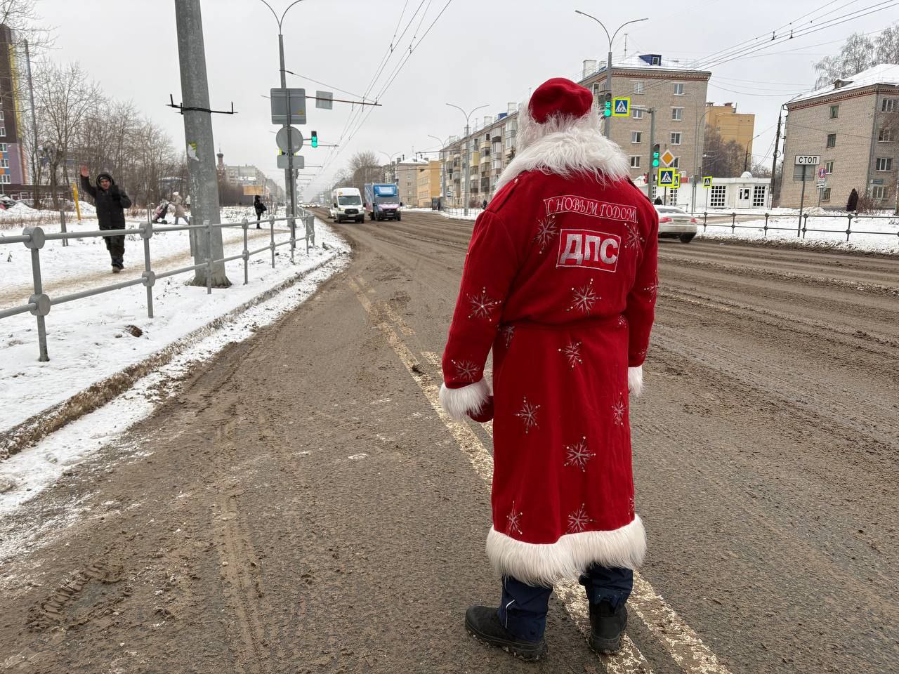 Сотрудники Госавтоинспекции города Чебоксары присоединились к Всероссийской акции «Полицейский Дед Мороз» Сотрудники Госавтоинспекции города Чебоксары присоединились к Всероссийской акции «Полицейский Дед Мороз»