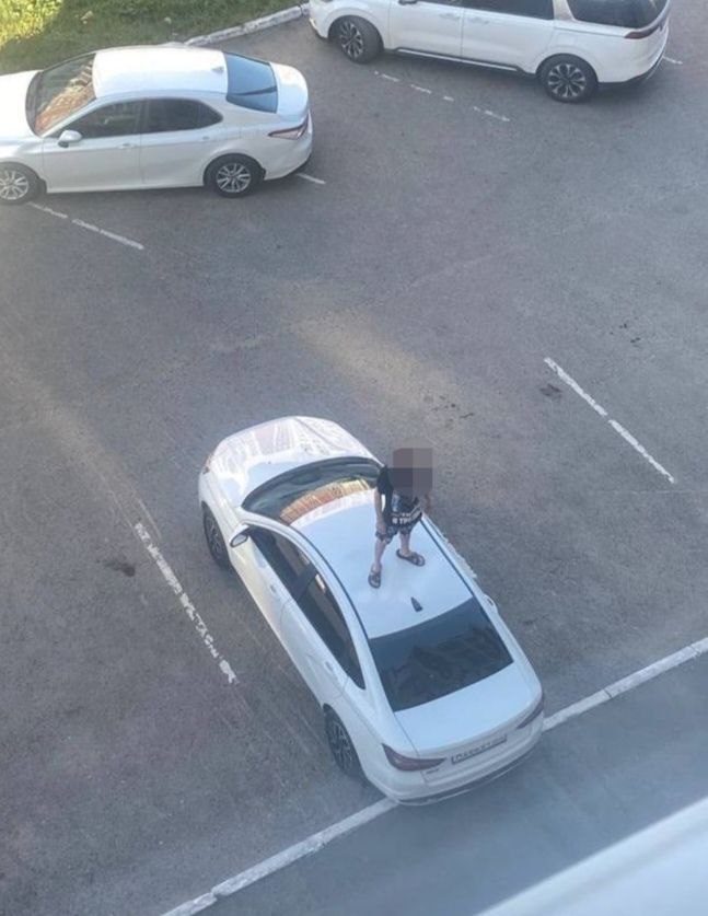 Житель Чебоксар стал фигурантом двух уголовных дел после конфликта в общедомовом чате, переросшем в драку и порчу автомобиля