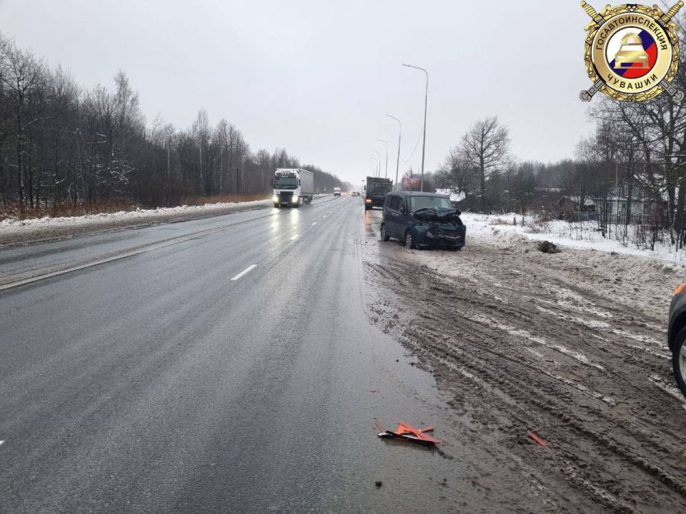 на Вурнарском шоссе в Чебоксарах: иномарка столкнулась с фурой, а затем врезалась в столб