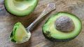 Авокадо к утру не почернеет и не превратится в кашу: положите рядом вот какой продукт