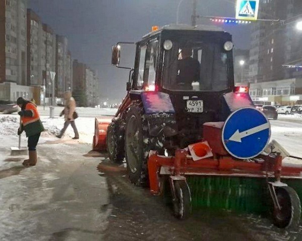 С раннего утра в Чебоксарах продолжаются работы по расчистке дорог и тротуаров от снежных заносов С раннего утра в Чебоксарах продолжаются работы по расчистке дорог и тротуаров от снежных заносов