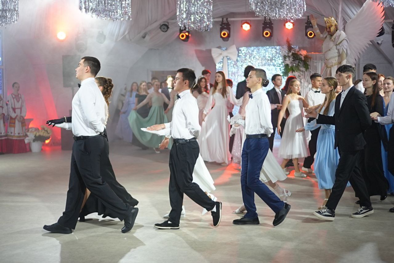 В Чебоксарах состоялся Новогодний молодежный бал, собравший более 250 активных молодых людей! В Чебоксарах состоялся Новогодний молодежный бал, собравший более 250 активных молодых людей!