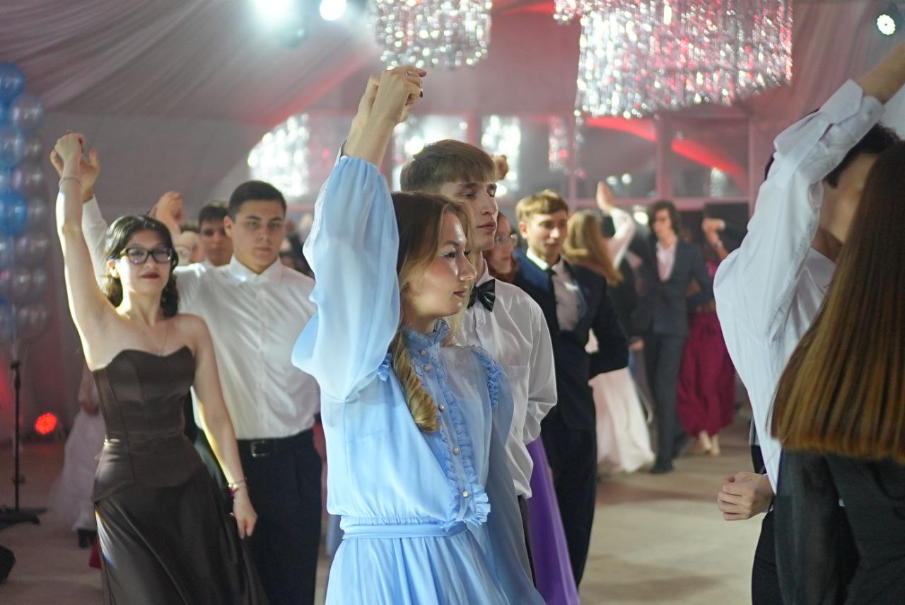 В Чебоксарах состоялся Новогодний молодежный бал, собравший более 250 активных молодых людей! В Чебоксарах состоялся Новогодний молодежный бал, собравший более 250 активных молодых людей!