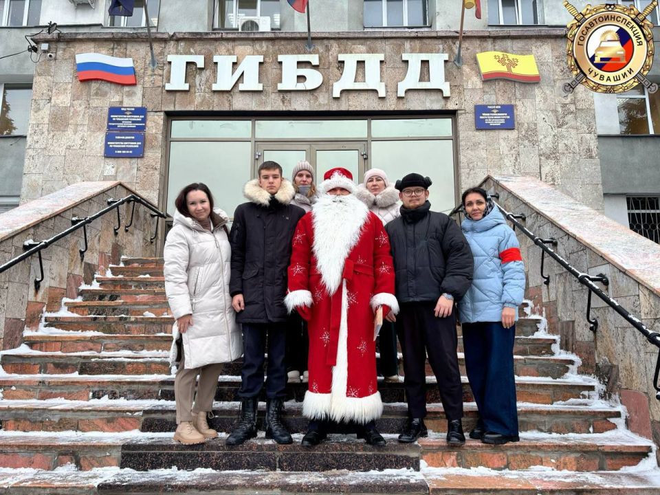 Полицейский Дед Мороз в составе родительского патруля напомнил чебоксарским школьникам о Правилах дорожного движения