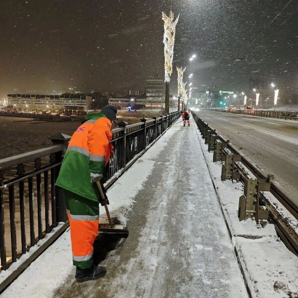 С раннего утра в Чебоксарах продолжаются работы по расчистке дорог и тротуаров от снежных заносов
