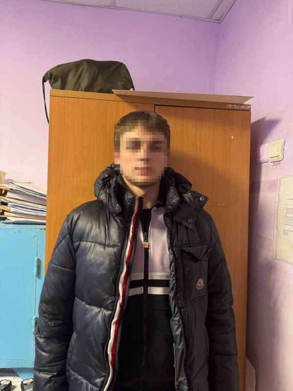 Полицейские Чебоксар задержали подростка из Смоленской области, подозреваемого в мошенничестве под предлогом доставки цветов