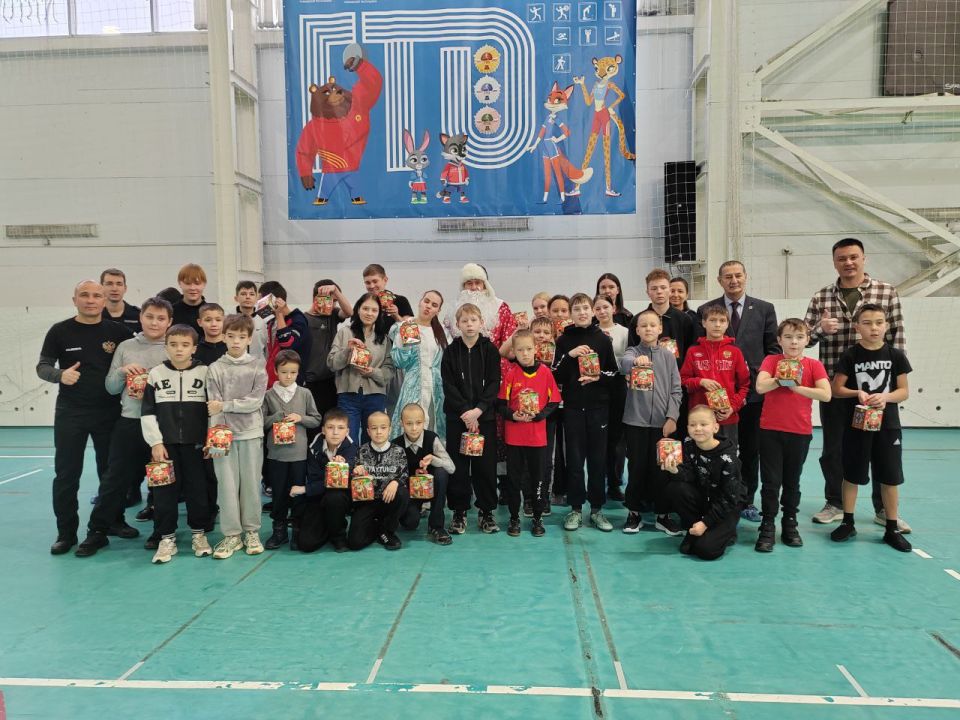 В Чебоксарах стражи порядка и общественники вместе с «Полицейским Дедом Морозом» провели «Веселые старты» для школьников