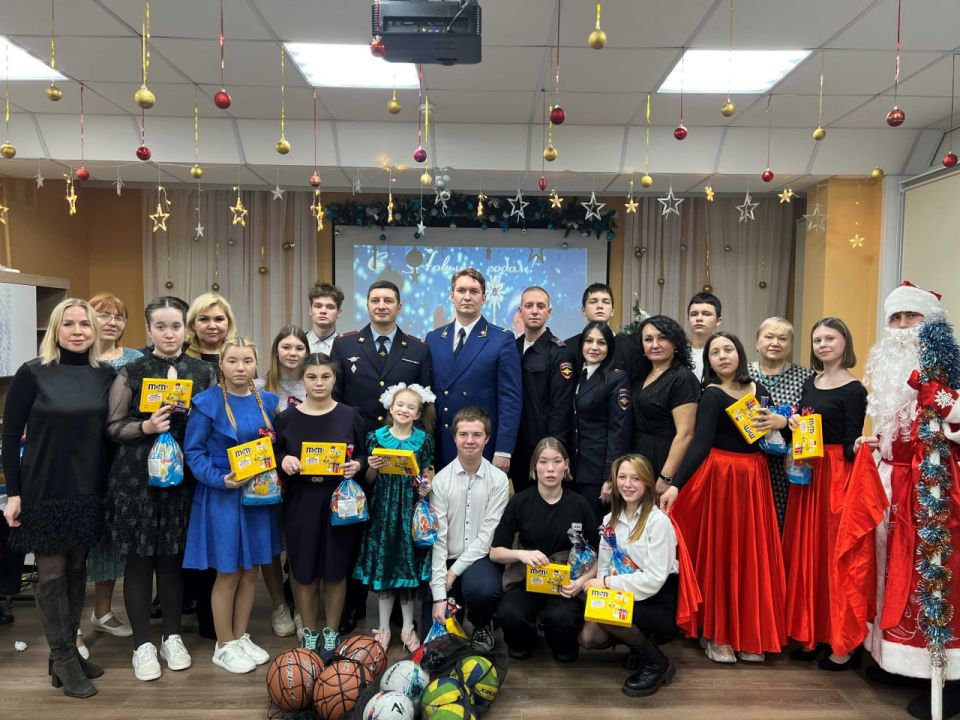 В Чебоксарах сотрудники полиции и Общественный совет при УМВД России по городу Чебоксары поздравили с наступающим Новым годом детей, оставшихся без попечения родителей