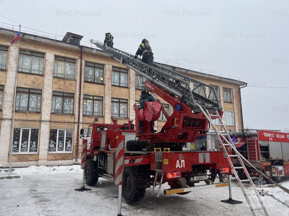 Учения: сотрудники МЧС России потушили пожар в чебоксарской школе