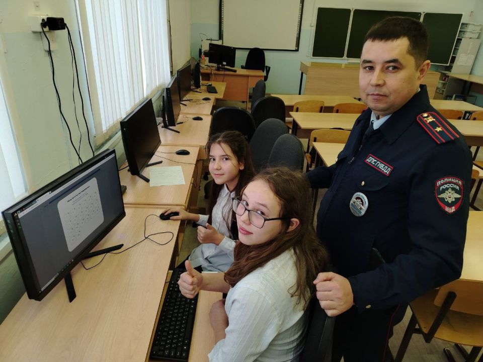 Юные инспекторы движения Азимсирминской школы Вурнарского муниципального округа прошли обучение на онлайн платформе «Академия ЮИД»