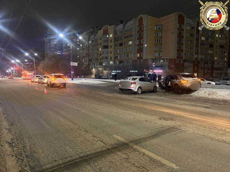Инспекторы ДПС выясняют обстоятельства столкновения трех транспортных средств в Чебоксарах