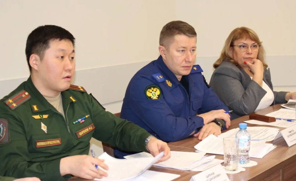 Прокурор Чувашии Эдуард Гиматов совместно с военным прокурором Казанского гарнизона Мунко Цыреновым, врио военного комиссара республики Андреем Колесником и руководителем регионального филиала фонда «Защитники Отечества»...