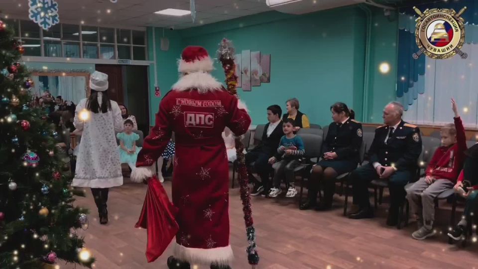 В рамках Всероссийской акции "Полицейский Дед Мороз" сотрудники Госавтоинспекции Чувашии организовали незабываемый праздник по ПДД для воспитанников Социально-реабилитационного центра для несовершеннолетних столицы Чувашии