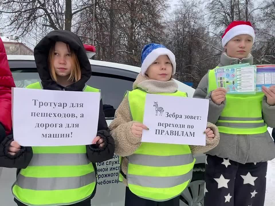 В рамках акции «Внимание-каникулы!» сотрудники Госавтоинспекции по городу Новочебоксарск вместе с отрядом ЮИД при СОШ №3 города Новочебоксарск напомнили жителям своего микрорайона о главных правилах безопасного поведения на...