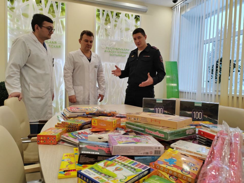 В Чебоксарах Полицейский Дед Мороз передал подарки пациентам Республиканской детской клинической больницы