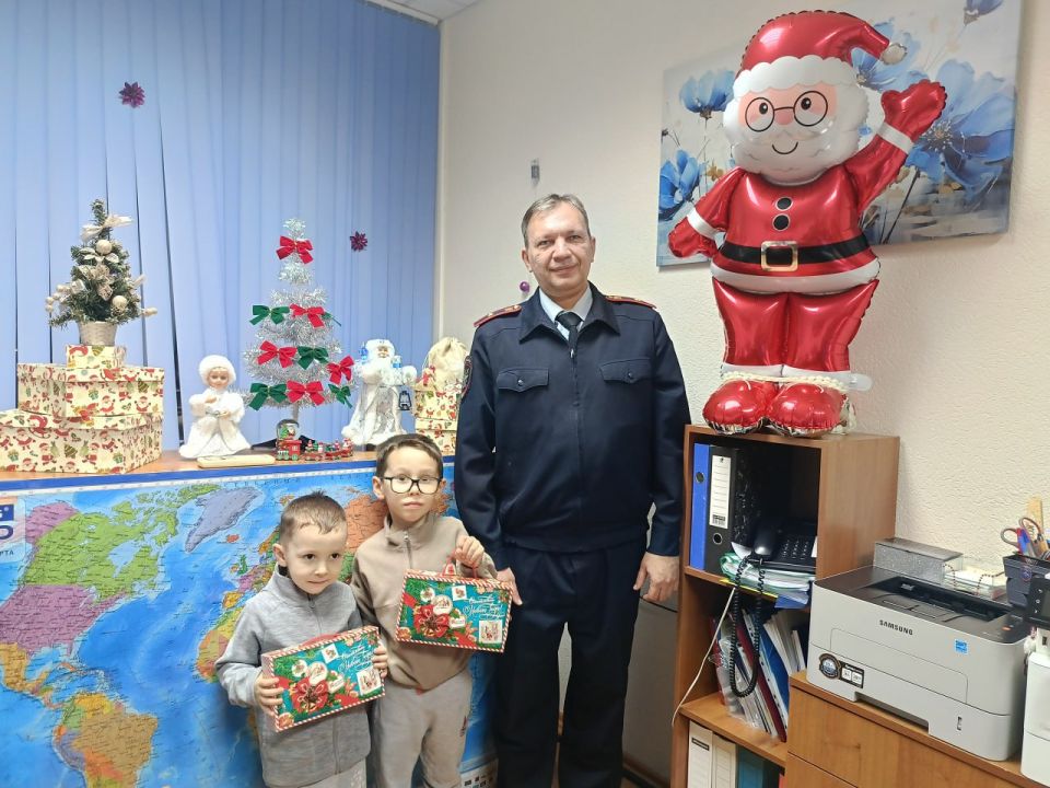 В Чебоксарах транспортные полицейские поздравили детей с наступающим Новым годом