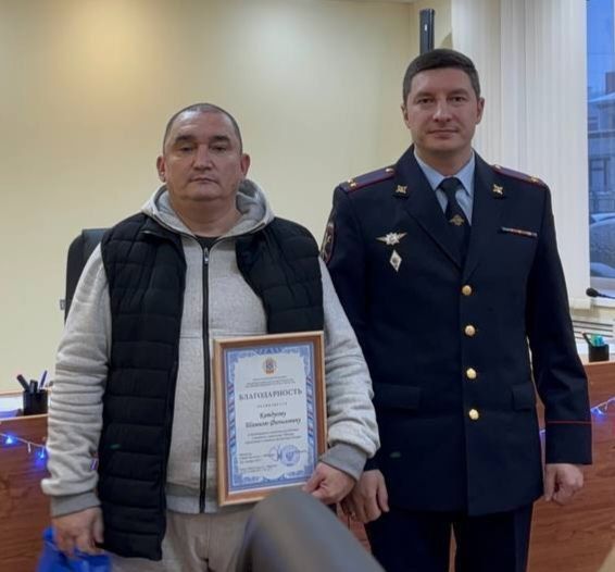 В Чебоксарах полицейские выразили благодарность водителю такси за предотвращенное мошенничество