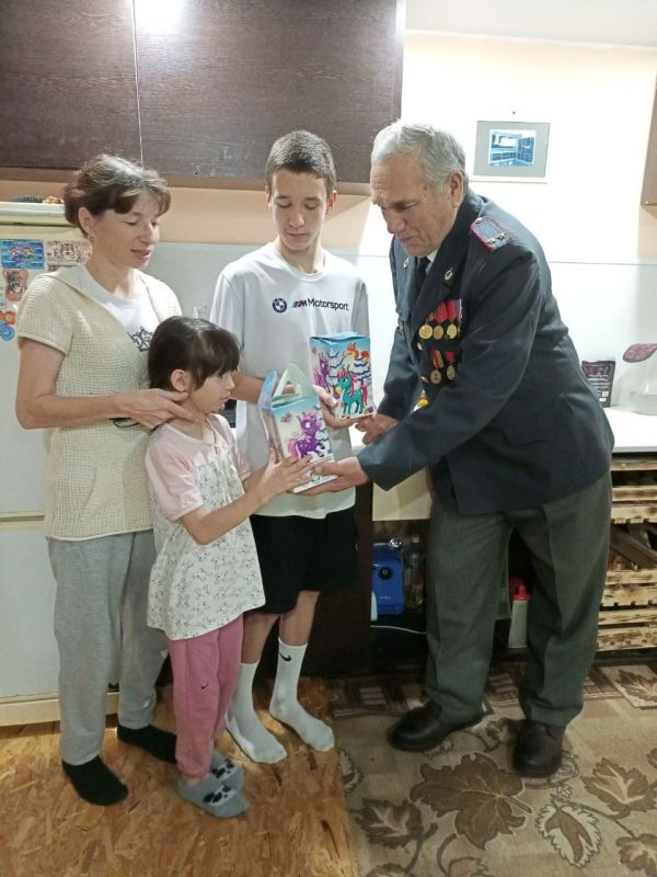 В Чувашии "Полицейский Дед Мороз" продолжает радовать ребятишек по всей республике