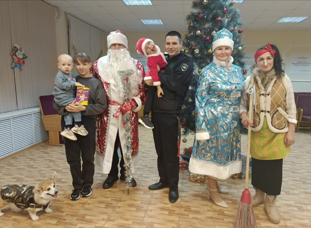 В Чувашии «Полицейский Дед Мороз» подарил сказку детям сотрудников транспортной полиции