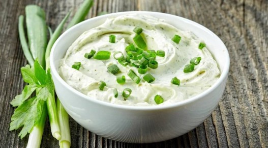 Новый уровень закусок: быстрый творожный дип с луком для любого стола