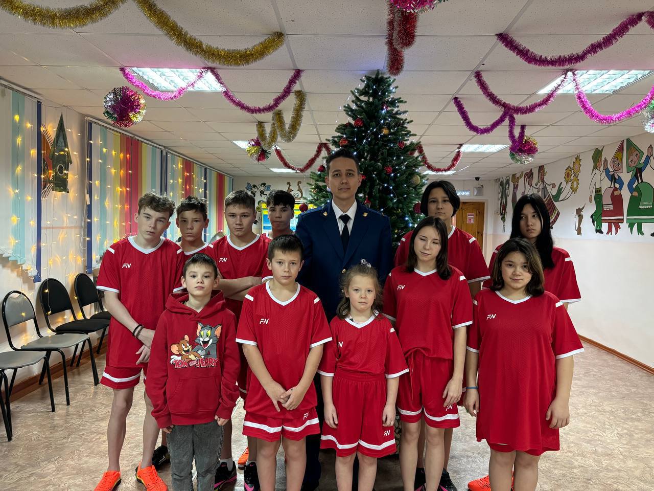 В преддверии Нового Года, а также в дни праздничных каникул сотрудники прокуратур городов и районов Чувашии поздравили с праздником детей и семьи, находящиеся в трудной жизненной ситуации и нуждающиеся в особой заботе В преддверии Нового Года, а также в дни праздничных каникул сотрудники прокуратур городов и районов Чувашии поздравили с праздником детей и семьи, находящиеся в трудной жизненной ситуации и нуждающиеся в особой заботе