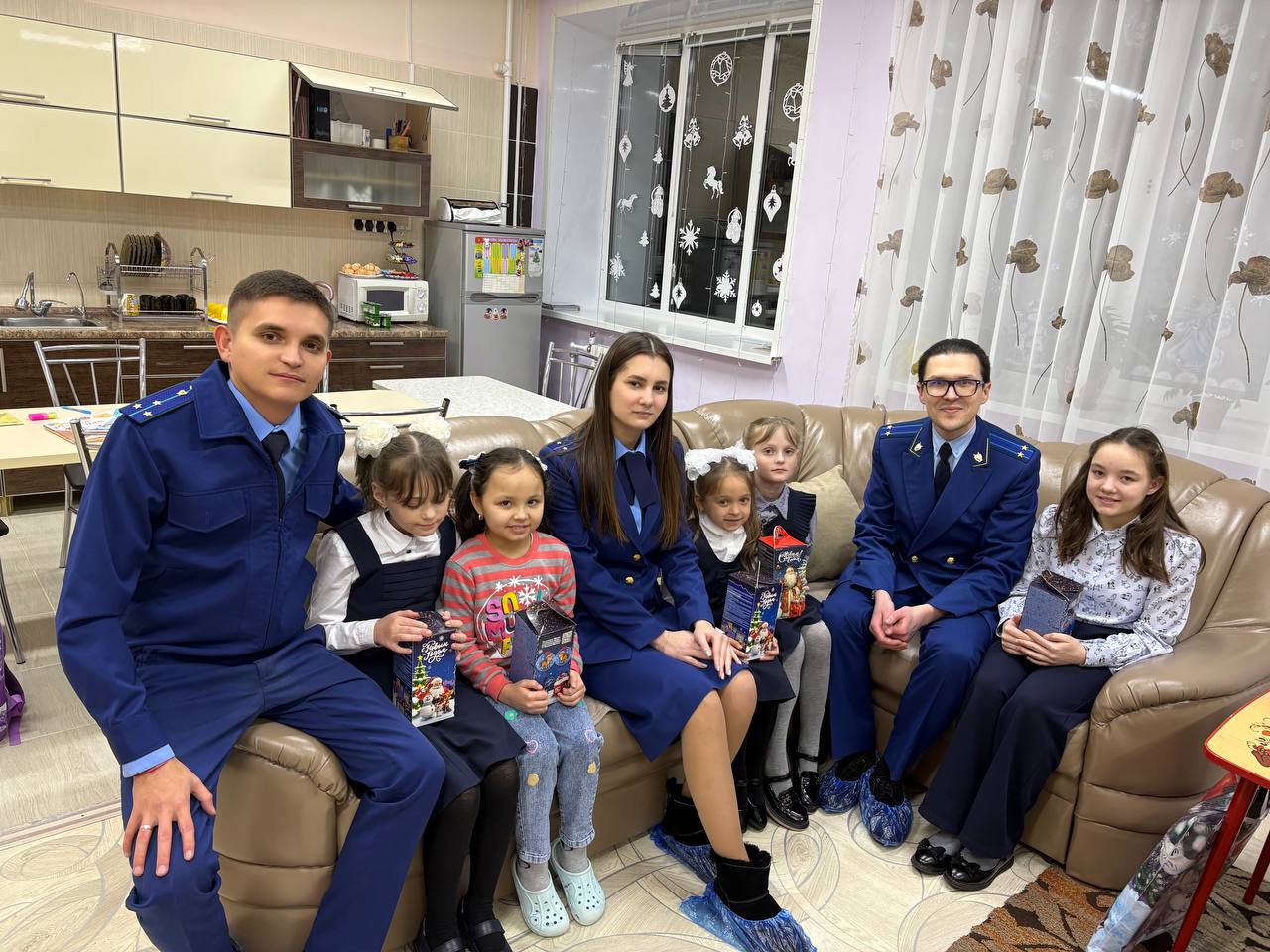 В преддверии Нового Года, а также в дни праздничных каникул сотрудники прокуратур городов и районов Чувашии поздравили с праздником детей и семьи, находящиеся в трудной жизненной ситуации и нуждающиеся в особой заботе В преддверии Нового Года, а также в дни праздничных каникул сотрудники прокуратур городов и районов Чувашии поздравили с праздником детей и семьи, находящиеся в трудной жизненной ситуации и нуждающиеся в особой заботе