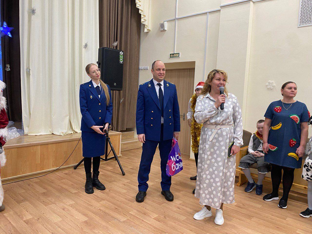 В преддверии Нового Года, а также в дни праздничных каникул сотрудники прокуратур городов и районов Чувашии поздравили с праздником детей и семьи, находящиеся в трудной жизненной ситуации и нуждающиеся в особой заботе В преддверии Нового Года, а также в дни праздничных каникул сотрудники прокуратур городов и районов Чувашии поздравили с праздником детей и семьи, находящиеся в трудной жизненной ситуации и нуждающиеся в особой заботе