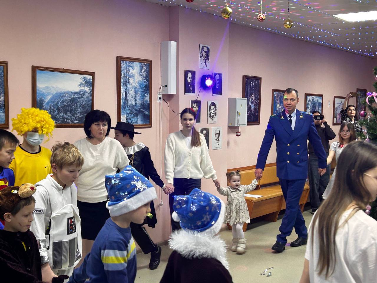 В преддверии Нового Года, а также в дни праздничных каникул сотрудники прокуратур городов и районов Чувашии поздравили с праздником детей и семьи, находящиеся в трудной жизненной ситуации и нуждающиеся в особой заботе В преддверии Нового Года, а также в дни праздничных каникул сотрудники прокуратур городов и районов Чувашии поздравили с праздником детей и семьи, находящиеся в трудной жизненной ситуации и нуждающиеся в особой заботе