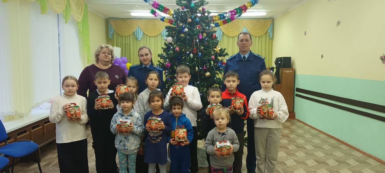 В преддверии Нового Года, а также в дни праздничных каникул сотрудники прокуратур городов и районов Чувашии поздравили с праздником детей и семьи, находящиеся в трудной жизненной ситуации и нуждающиеся в особой заботе В преддверии Нового Года, а также в дни праздничных каникул сотрудники прокуратур городов и районов Чувашии поздравили с праздником детей и семьи, находящиеся в трудной жизненной ситуации и нуждающиеся в особой заботе