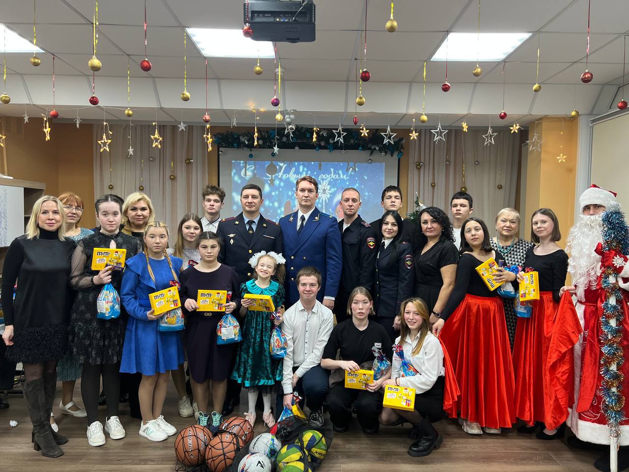 В преддверии Нового Года, а также в дни праздничных каникул сотрудники прокуратур городов и районов Чувашии поздравили с праздником детей и семьи, находящиеся в трудной жизненной ситуации и нуждающиеся в особой заботе В преддверии Нового Года, а также в дни праздничных каникул сотрудники прокуратур городов и районов Чувашии поздравили с праздником детей и семьи, находящиеся в трудной жизненной ситуации и нуждающиеся в особой заботе